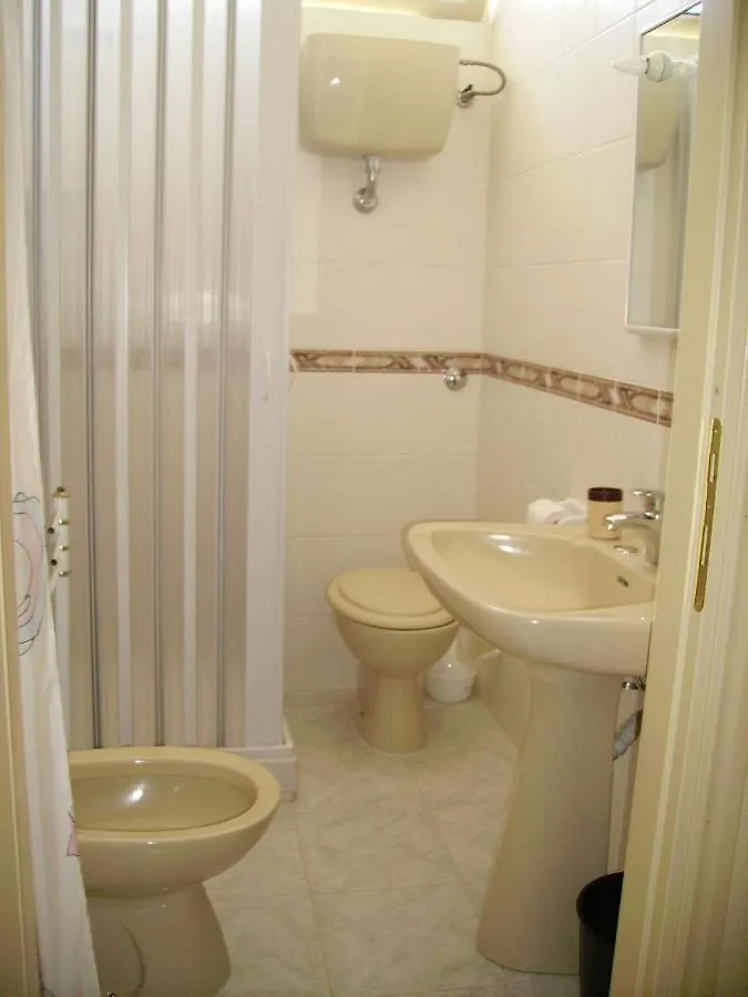 Helios Rooms Quartu Sant'Elena 0*,  Italien